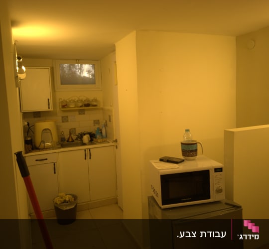 מטבח קטן עם מיקרוגל ומקרר